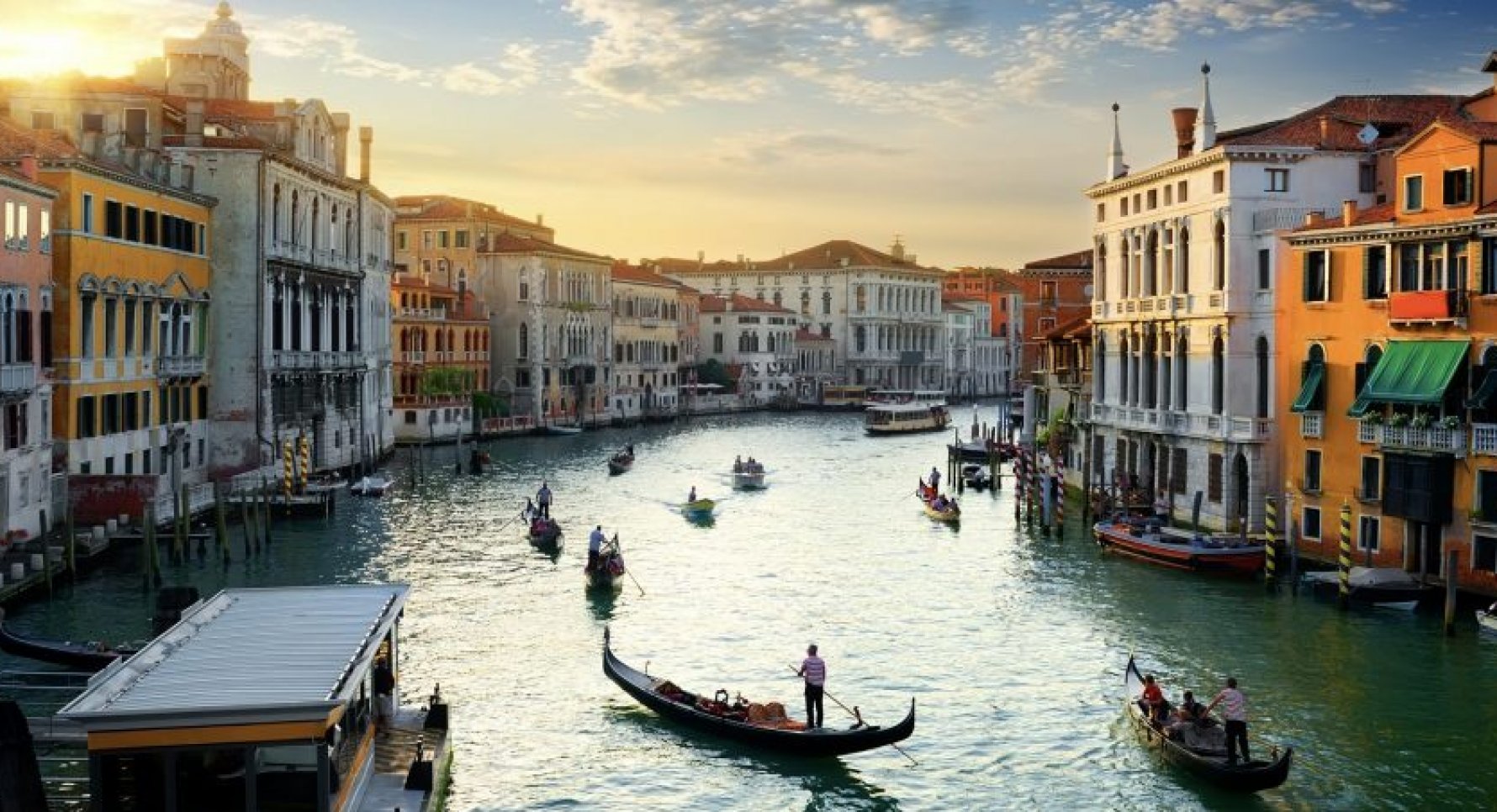 Grand Canal i Venedig i solnedgång